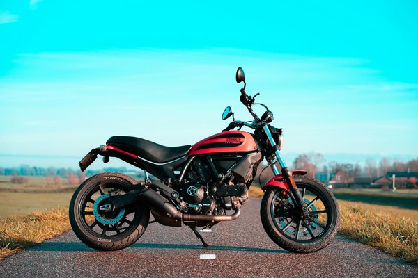 Comment choisir des pneus adaptés pour une conduite en hiver sur une Ducati Scrambler ?
